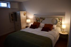 ein Schlafzimmer mit einem großen Bett mit zwei Lampen in der Unterkunft Casa de Diana in Évora