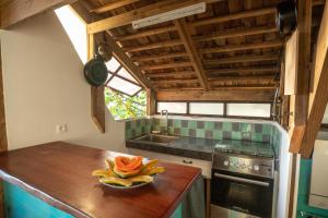 eine Küche mit einer Schale Obst auf der Theke in der Unterkunft Fare Vavi in Matiti