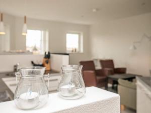 卜恩斯的住宿－4 person holiday home in Bogense，两个玻璃瓶坐在桌子上