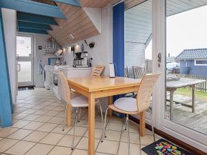 Kuchyň nebo kuchyňský kout v ubytování Holiday home Karrebæksminde XLVII
