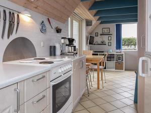 Kuchyň nebo kuchyňský kout v ubytování Holiday home Karrebæksminde XLVII