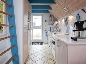 Kuchyň nebo kuchyňský kout v ubytování Holiday home Karrebæksminde XLVII