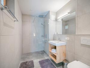 uma casa de banho com um chuveiro, um lavatório e um WC. em Tauern Juwel Top 8 em Hollersbach im Pinzgau