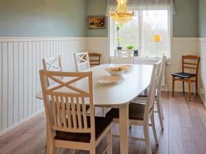 comedor con mesa blanca y sillas en Holiday home KARLSKRONA III, en Karlskrona