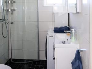 ein kleines Bad mit einer Dusche und einem weißen Kühlschrank in der Unterkunft Holiday home VARBERG X in Varberg