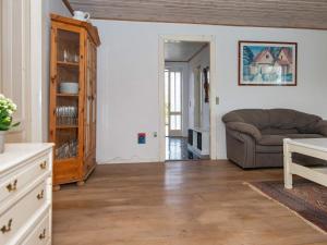 ein Wohnzimmer mit einem Sofa und einem Tisch in der Unterkunft 6 person holiday home in Ringk bing in Ringkøbing