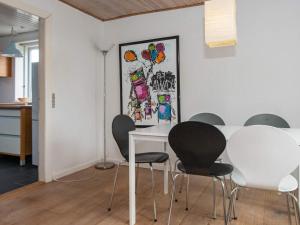 ein Esszimmer mit einem weißen Tisch und Stühlen in der Unterkunft 6 person holiday home in Ringk bing in Ringkøbing