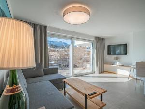 ein Wohnzimmer mit einem Sofa und einem Tisch in der Unterkunft Apartement am Lift XL in Hopfgarten im Brixental