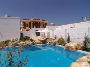 Bazén v ubytování Hotel Masseria Fortificata Donnaloia nebo v jeho okolí