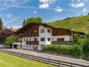 ein Haus an der Seite eines Hügels in der Unterkunft Apartement am Lift XL in Hopfgarten im Brixental