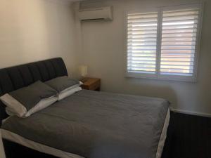 Postel nebo postele na pokoji v ubytování Fremantle Harbour Townhouse