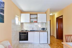 Kuchyňa alebo kuchynka v ubytovaní Apartments by the sea Bibinje, Zadar - 5786