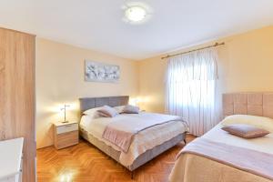 Posteľ alebo postele v izbe v ubytovaní Apartments by the sea Bibinje, Zadar - 5786