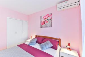 Posteľ alebo postele v izbe v ubytovaní Apartments by the sea Bibinje, Zadar - 5786
