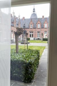 Blick auf ein Gebäude aus einem Fenster in der Unterkunft Zimmerhof Hotel in Lier