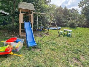 Zona de juegos infantil en 12 person holiday home in Glesborg