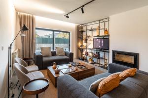 - un salon avec deux canapés et une télévision dans l'établissement Granja da Cabrita, à Coimbra
