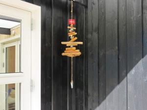 una señal de paz de madera colgada en una pared en 6 person holiday home in Hals, en Hals