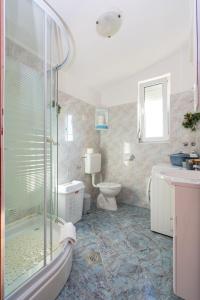 Koupelna v ubytování Apartments with parking spaces Razanac, Zadar - 6919 + 25 fotografií