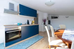 Kuchyň nebo kuchyňský kout v ubytování Apartments with parking spaces Razanac, Zadar - 6919