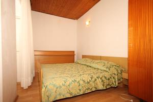 małą sypialnię z łóżkiem w pokoju w obiekcie Apartments with a parking space Ugljan - 8416 w mieście Ugljan