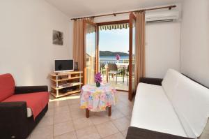 Postel nebo postele na pokoji v ubytování Apartments by the sea Prizba, Korcula - 9276