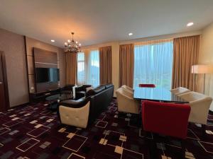 una habitación de hotel con mesa de comedor y sillas en SSL Traders Hotel en Taiping