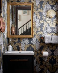 a bathroom with a sink and a mirror at The Eddie Hotel and Farm in Bloomfield