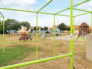 Ο χώρος παιχνιδιού για παιδιά στο 6 person holiday home in Rudkøbing-By Traum
