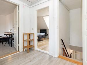 espejo grande en una habitación con dormitorio en 3 person holiday home in r sk bing, en Ærøskøbing