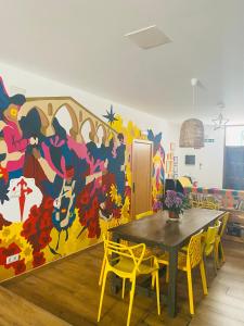 uma sala de jantar com um grande mural na parede em Albergue Estrella Guia Solo Peregrinos em Puente la Reina
