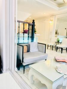 O zonă de relaxare la Aora Boutique Hotel Sutthisan