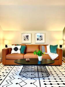 un soggiorno con divano e tavolino da caffè di Immaculate, Newly Renovated 1 Bedroom Apt Near NYC a Hawthorne