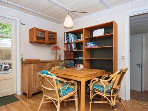 Kuchyň nebo kuchyňský kout v ubytování Holiday home Børkop LX