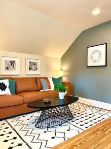 un soggiorno con divano e tavolo di Immaculate, Newly Renovated 1 Bedroom Apt Near NYC a Hawthorne