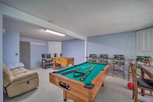 Billard dans l'établissement Deep Gap Cottage with Fire Pits - Hike and Ski!