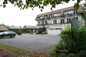 un'auto parcheggiata di fronte a un edificio di Hotel Belvedere a Heuvelland