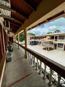 einen Balkon mit Blick auf ein Resort in der Unterkunft Hotel Wilson Condega in Liberia