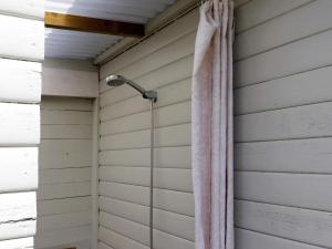 una ducha con una luz en el lateral de una pared en 5 person holiday home in MELLBYSTRAND en Mellbystrand