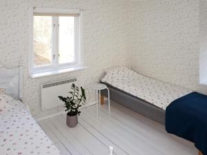 Habitación pequeña con cama y ventana en Holiday home HALLABRO, en Hallabro