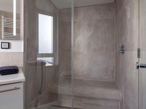 eine Dusche mit Glastür im Badezimmer in der Unterkunft 6 Personen Ferienhaus in Wendtorf in Wendtorf + 46 Fotos