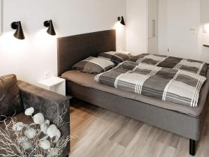 a bedroom with a bed and a couch at Moderne Ferienwohnung mit Seesicht in Wendtorf