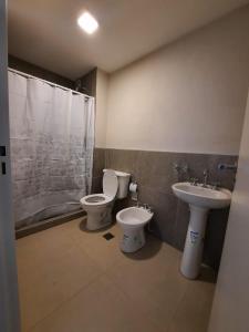 アルタ・グラシアにあるCOMPLEJO CRUZのバスルーム(トイレ2つ、シンク付)
