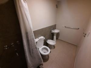アルタ・グラシアにあるCOMPLEJO CRUZのバスルーム(トイレ、洗面台付)