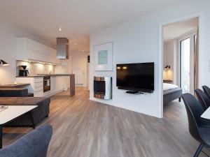 ein Wohnzimmer mit einem großen Flachbildfernseher an der Wand in der Unterkunft 6 Personen Ferienhaus in Wendtorf in Wendtorf