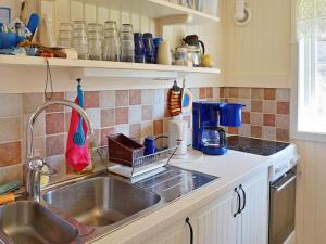 Kuchyň nebo kuchyňský kout v ubytování 6 person holiday home in VAXHOLM-By Traum