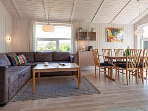 6 person holiday home in GROEMITZ في غروميتز: غرفة معيشة مع أريكة وطاولة