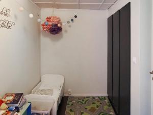 ein kleines Zimmer mit einem Krankenhausbett und einer Wand in der Unterkunft Holiday home öSTHAMMAR II in Östhammar