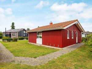 una casa roja con techo rojo en Two-Bedroom Holiday home in Grömitz 1, en Grömitz