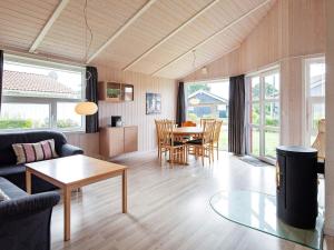ein Wohnzimmer mit einem Sofa und einem Tisch in der Unterkunft Two-Bedroom Holiday home in Grömitz 1 in Grömitz